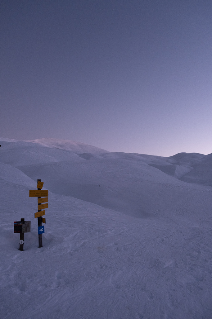 Montagnes du Beaufortain recouvertes de neige au lever du soleil