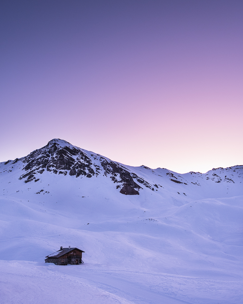 Montagnes du Beaufortain recouvertes de neige au lever du soleil