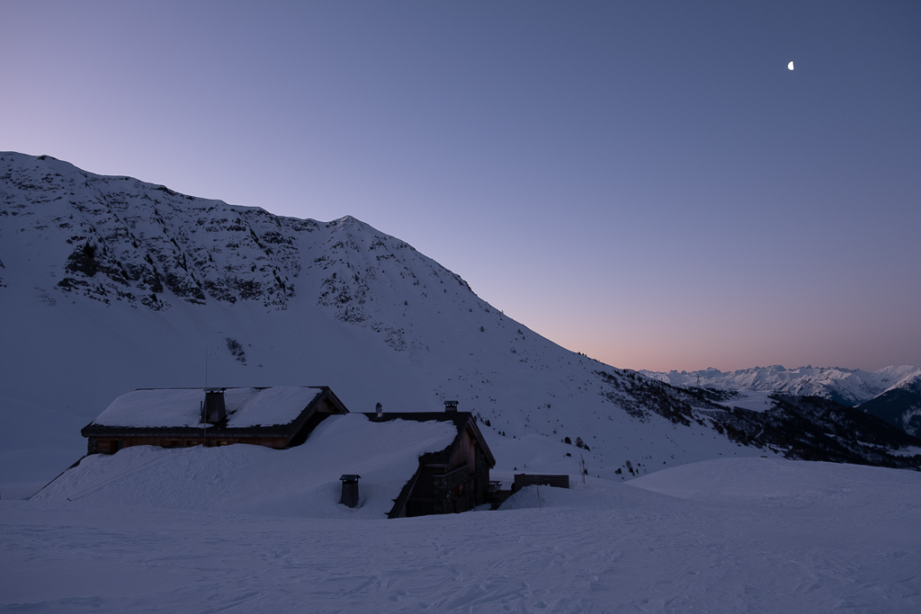Refuge isolé dans le Beaufortain, idéal pour un weekend raquettes et détente en montagne