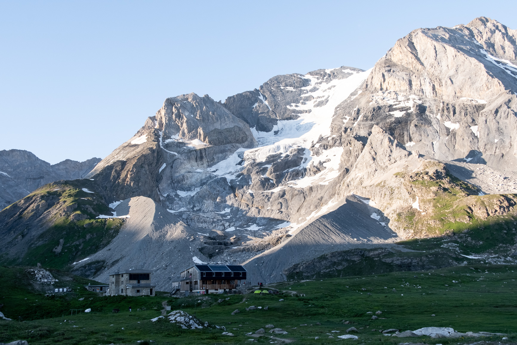 Refuge du Col de la Vanoise au pied de la Grande Casse