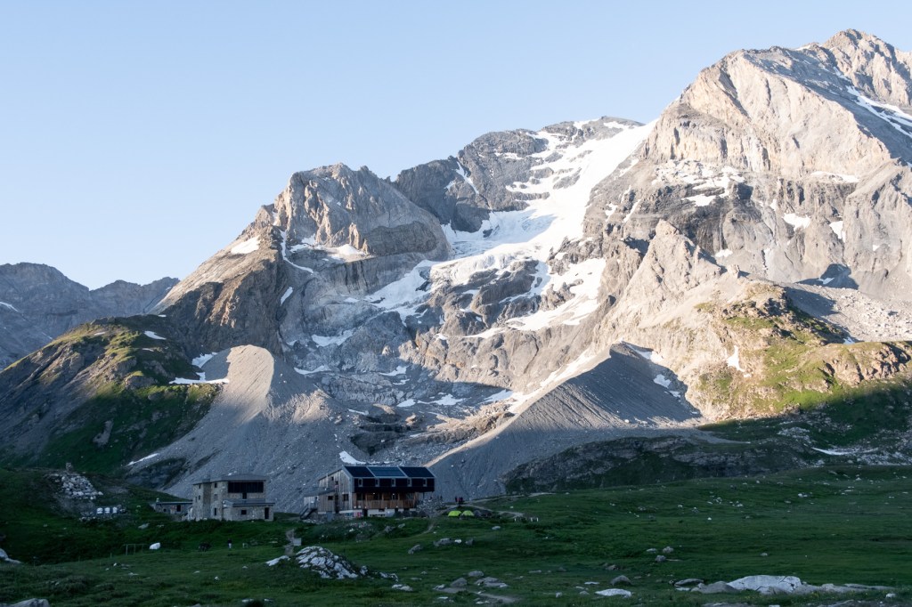 Refuge du Col de la Vanoise au pied de la Grande Casse