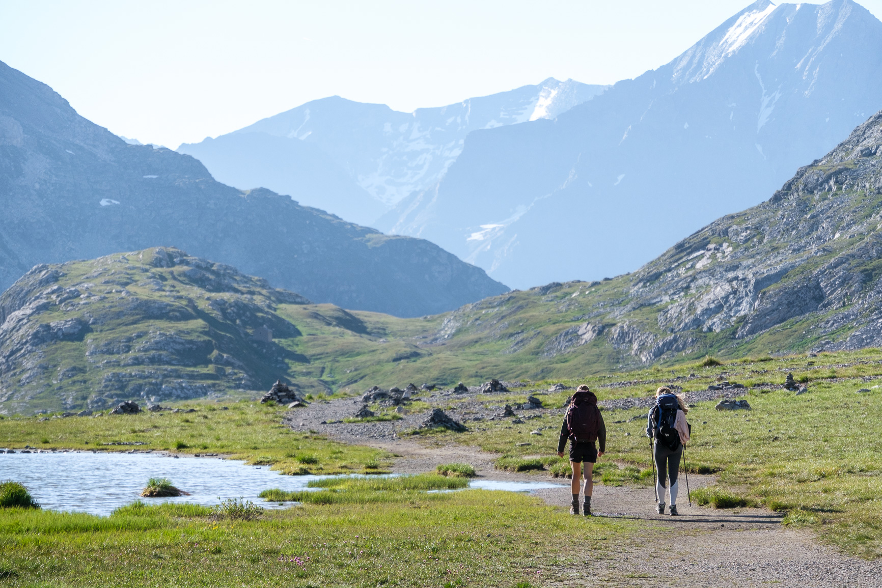 Randonneurs montant vers le col de la Vanoise avec panorama sur les glaciers