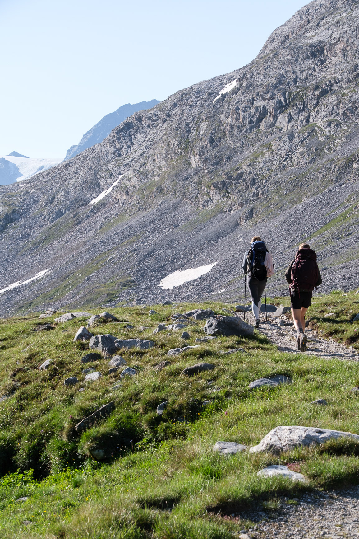 Randonneurs sur le sentier du tour des glaciers de la Vanoise