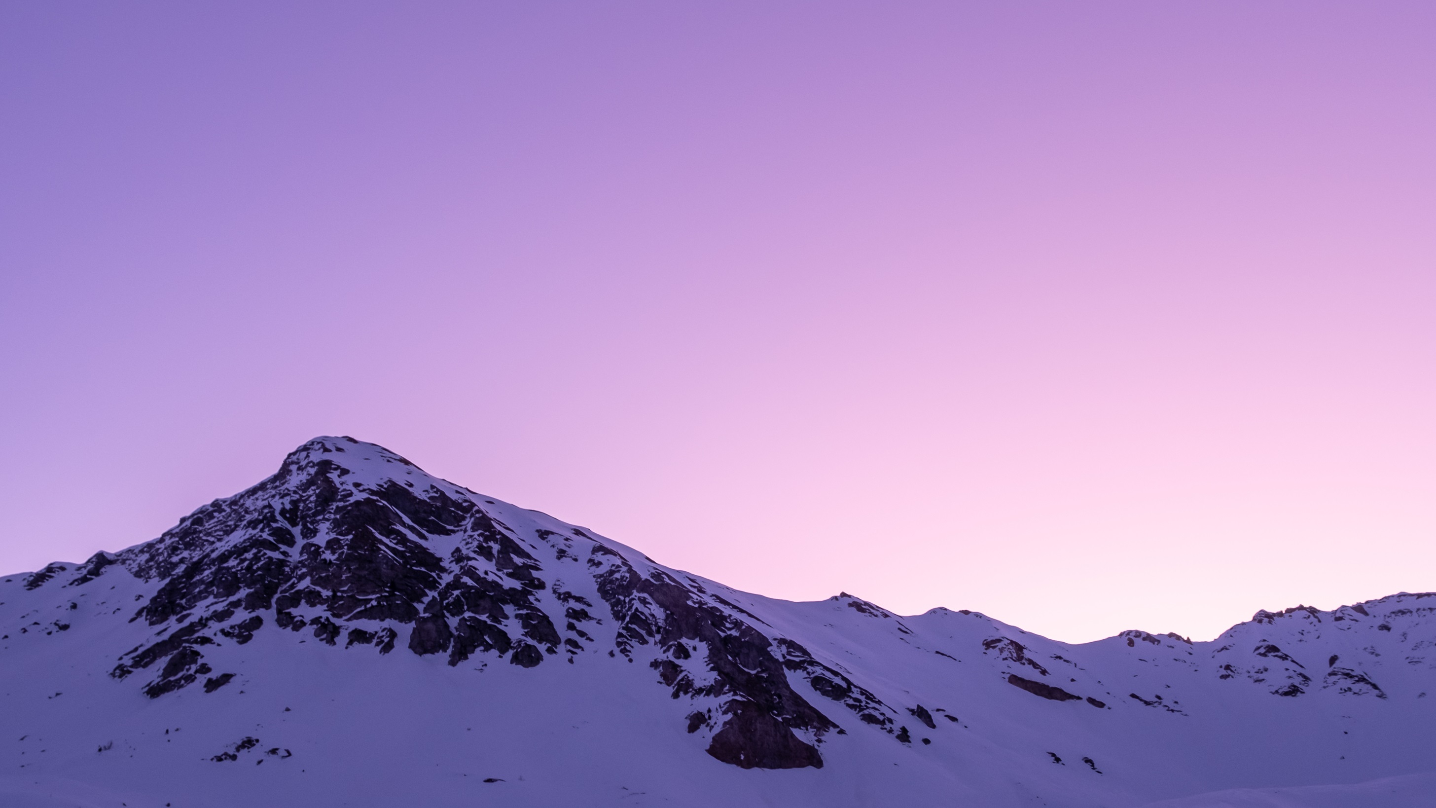 ciel rose au lever du soleil dans les alpes
