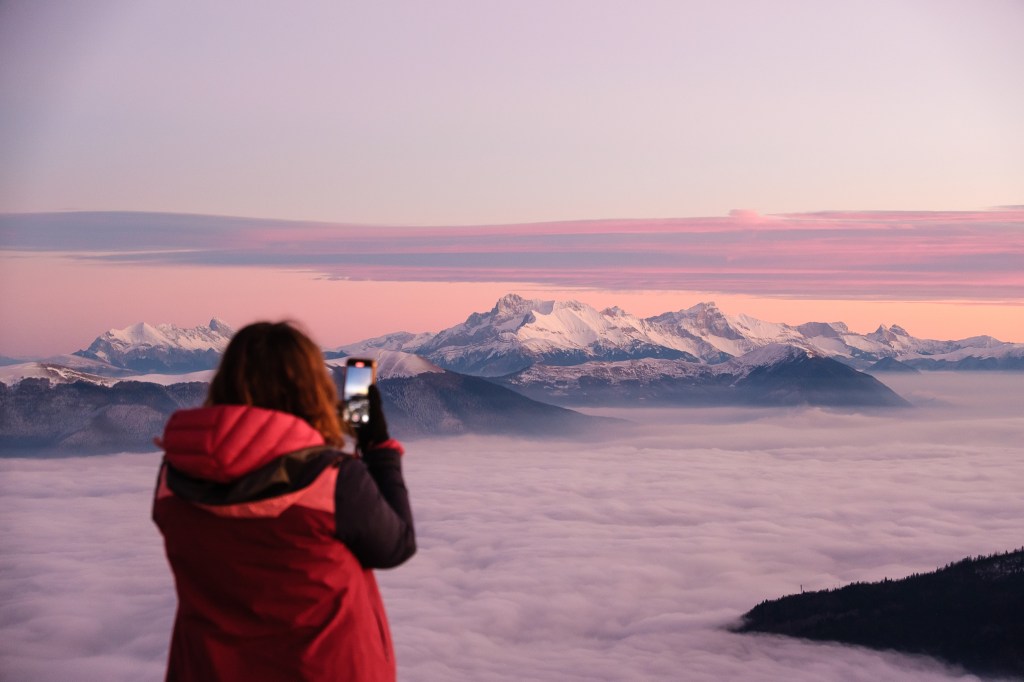 paysage de montagne avec une mer de nuage