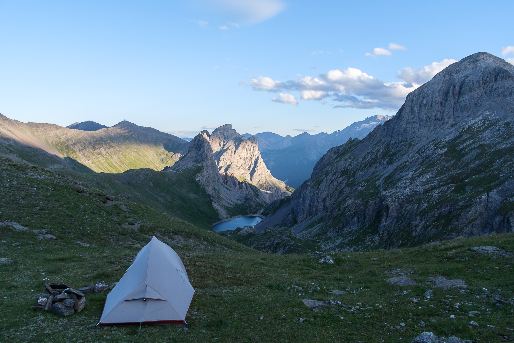 tente dans un paysage de montagne