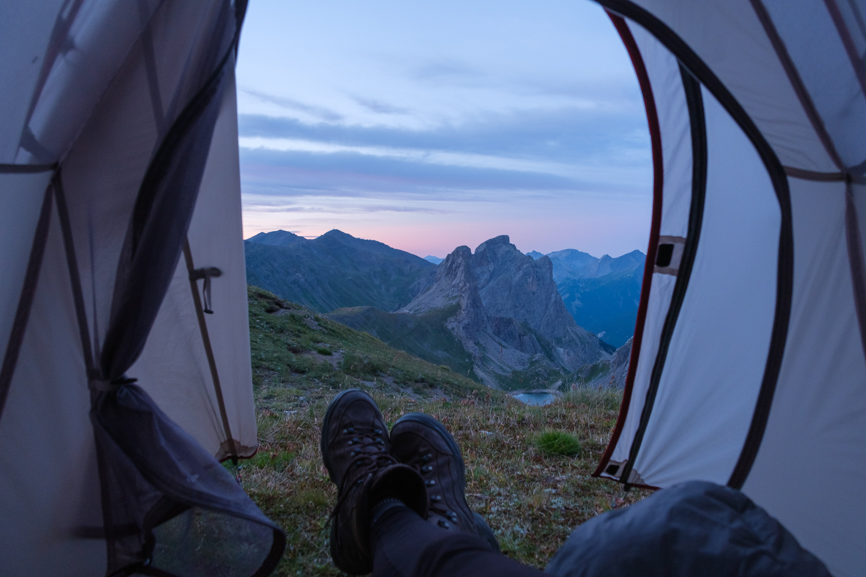 paysage vu depuis une tente en montagne