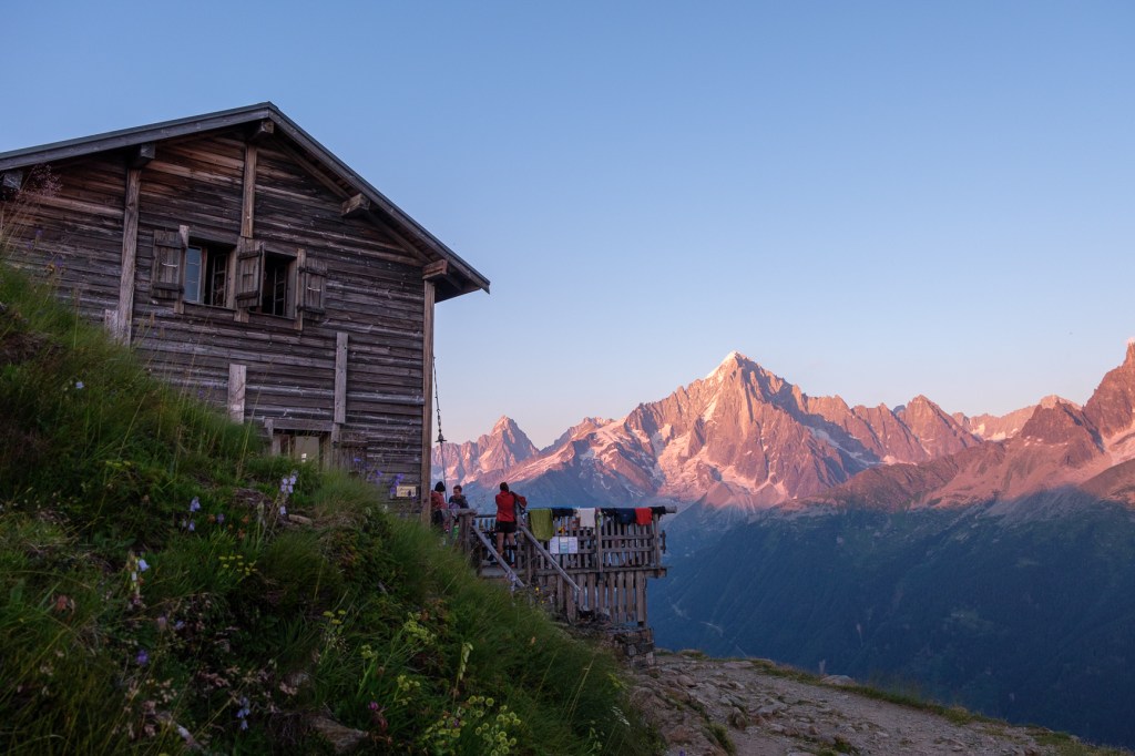 refuge de montagne au coucher du soleil 