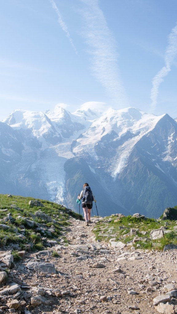 randonneuse devant le mont blanc