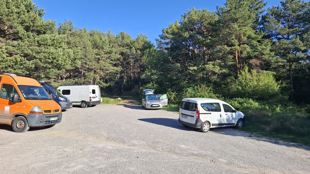 parking de felines dans le verdon, point de depart de nombreuses randonnées comme le col de plein voir