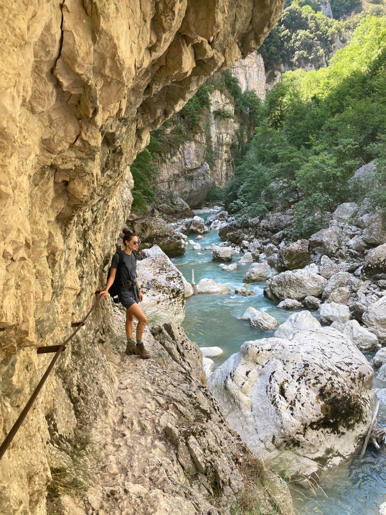 Randonneuse sur le Sentier de l’Imbut, aventure et sensations fortes dans les Gorges du Verdon