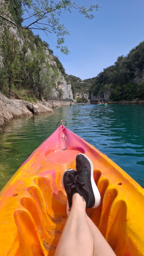 Kayakiste explorant les eaux calmes des Gorges de Baudinard, road trip et immersion totale dans la nature