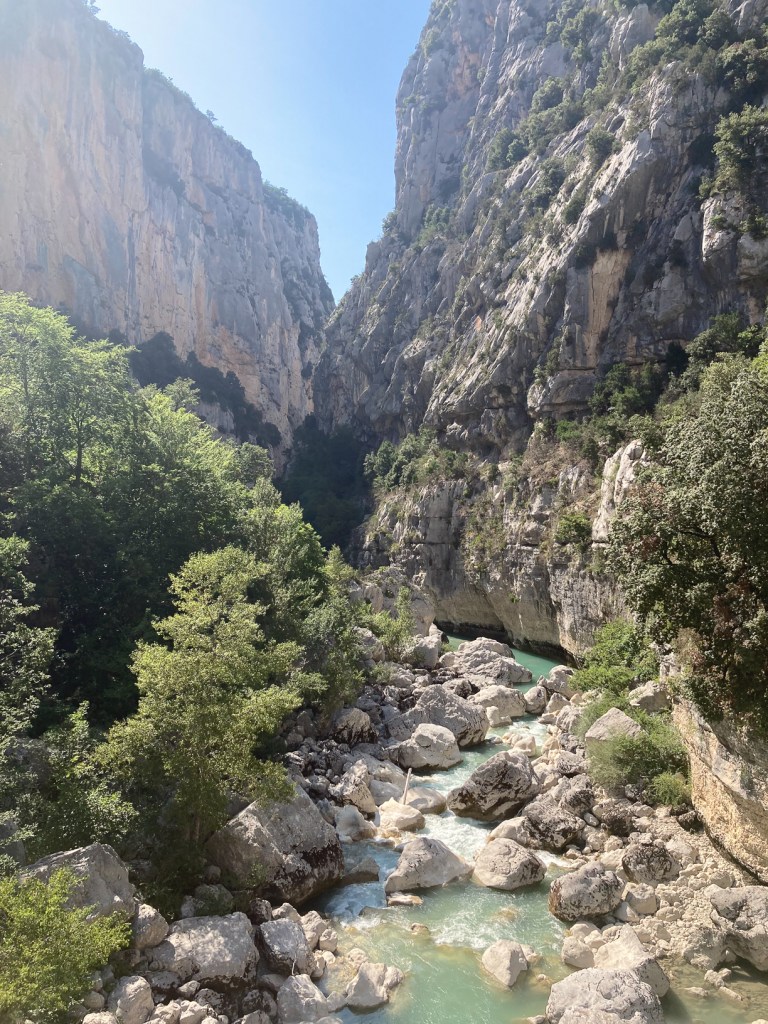 Passage étroit du Sentier de l’Imbut avec vues sur le canyon, randonnée exigeante au cœur des Gorges du Verdon