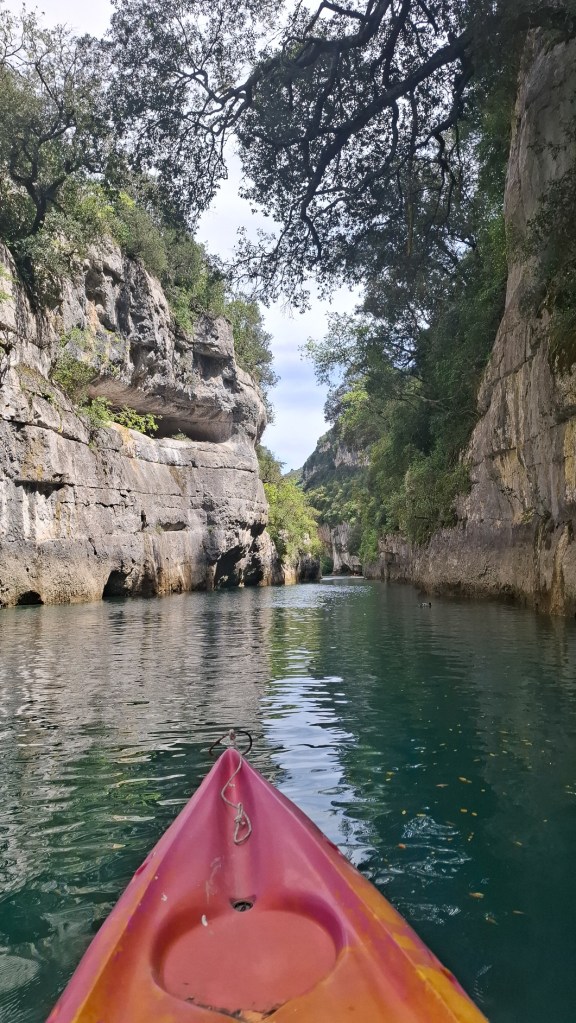 Falaises et eau turquoise vues depuis un kayak dans les Gorges de Baudinard, escapade en plein Verdon lors d’un road trip