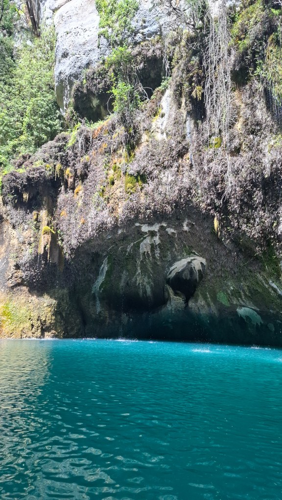 Canoë-kayak sur la rivière turquoise des Gorges de Baudinard, activité incontournable pour un road trip nature