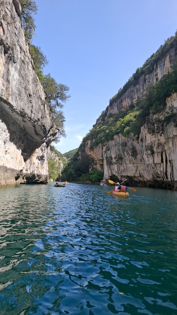 Kayak sur les eaux turquoise des Gorges de Baudinard dans le Verdon, escapade idéale lors d’un road trip en Provence