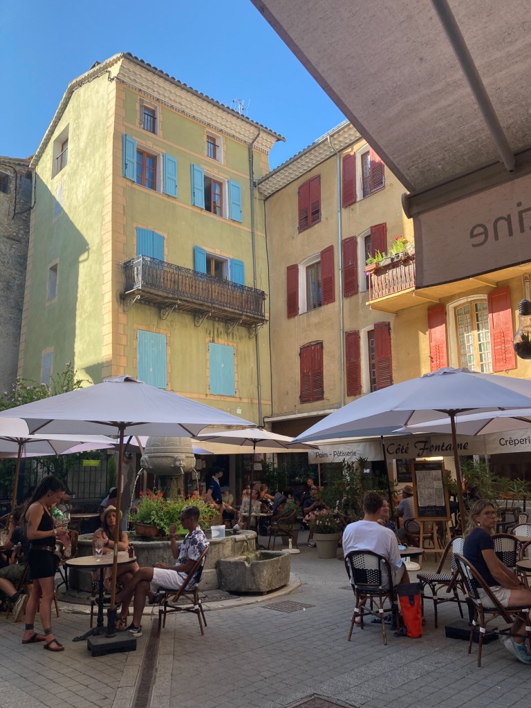 centre historique de castellane dans le verdon, village historique pittoresque