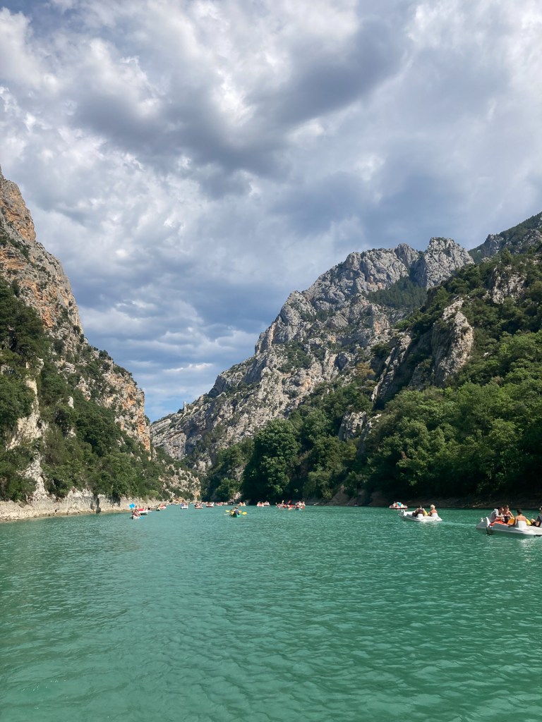 Pédalo sur les eaux turquoise des Gorges du Verdon, balade paisible au cœur des falaises et paysages spectaculaires