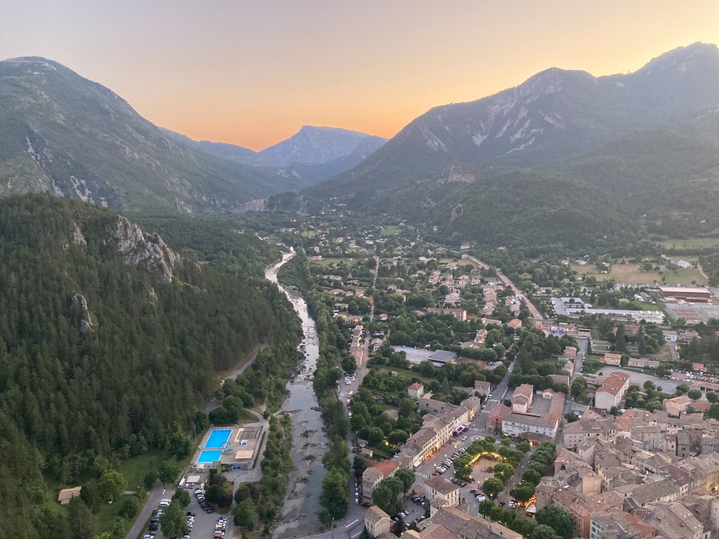 vue panoramique sur castellane, village du verdon 