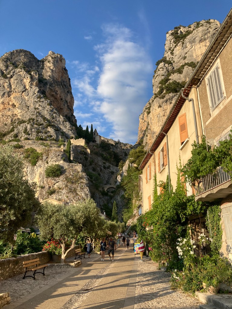Visite du village de moustier sainte marie dans le verdon, escale dans ce plus beau village de france lors d'un road trip au printemps