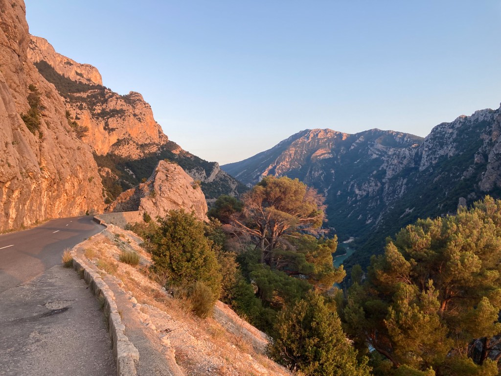 Point de vue sur les gorges du Verdon depuis la Route des Crêtes, randonnée offrant un panorama à couper le souffle