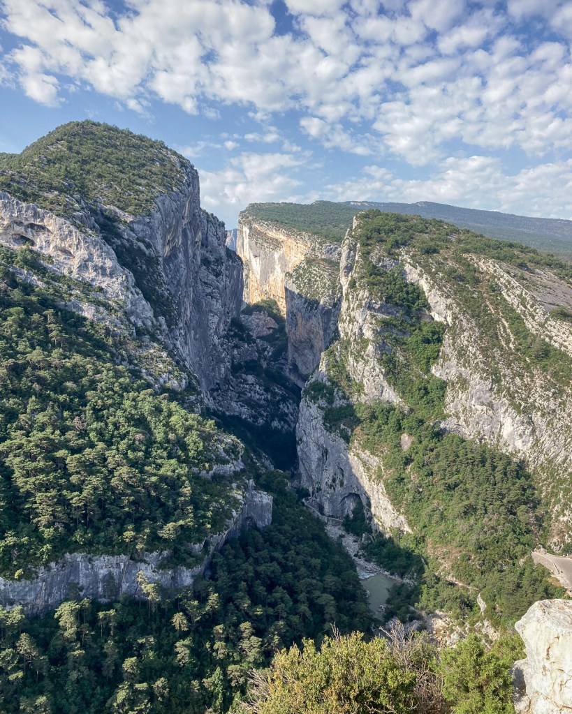 Vue impressionnante sur les falaises du Verdon depuis la Route des Crêtes, randonnée panoramique avec gorges profondes et eaux turquoise