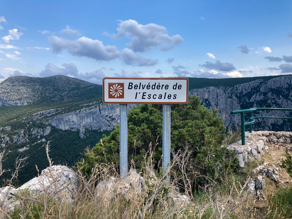 Canyon du Verdon vu depuis un belvédère de la Route des Crêtes, randonnée avec paysages vertigineux et impressionnants