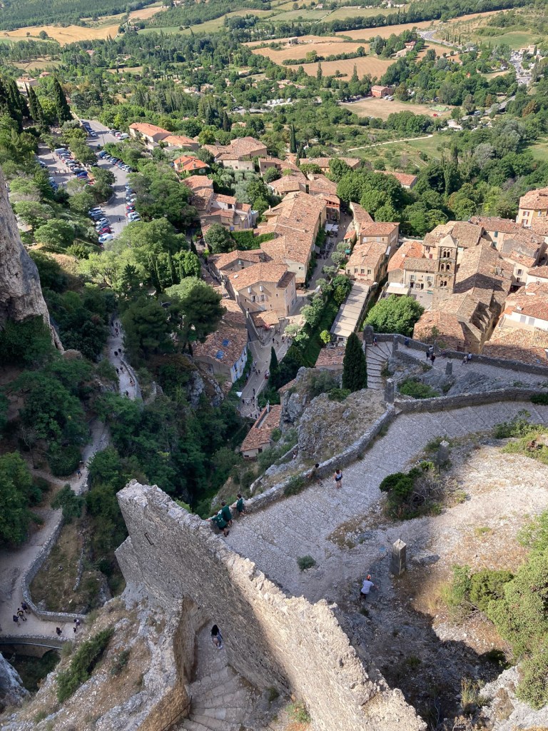 Panorama sur les toits du village de Moustiers-Sainte-Marie avec le Verdon en arrière-plan, road trip printanier