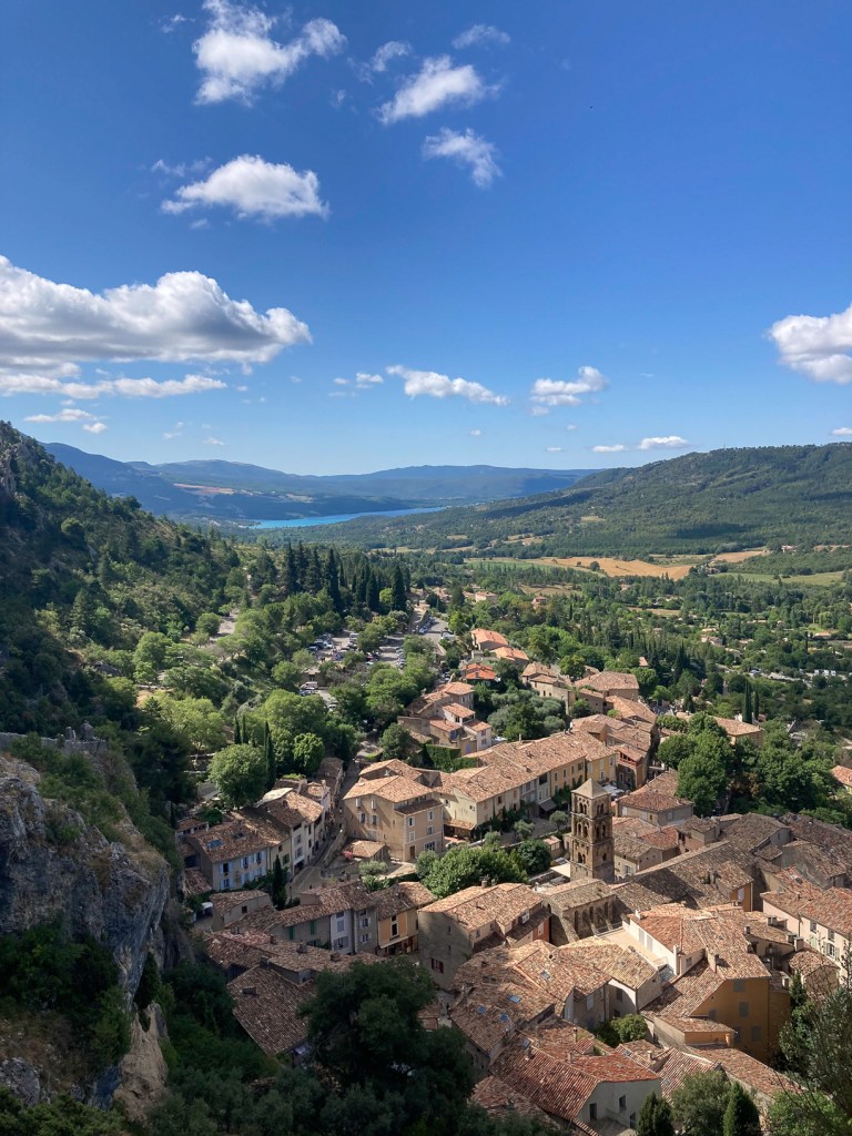 toits du village de Moustiers-Sainte-Marie