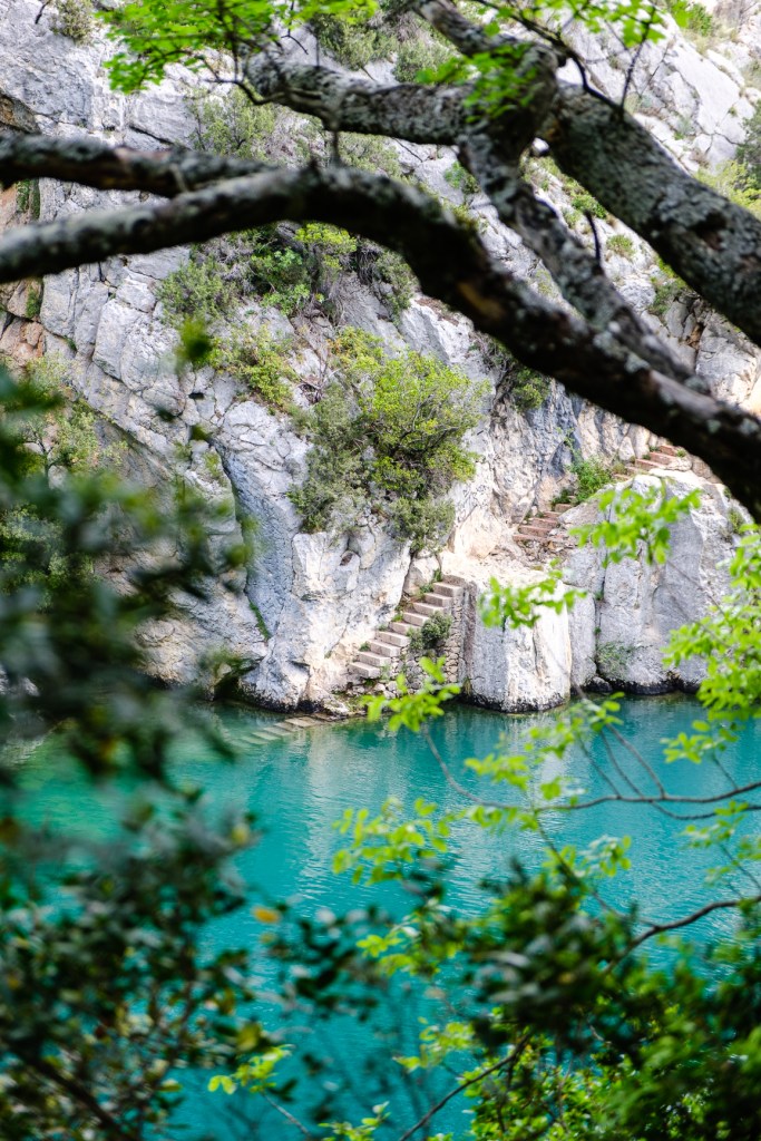 randonnée du garde canal dans le verdon, sublime panorama et escaliers dans l'eau