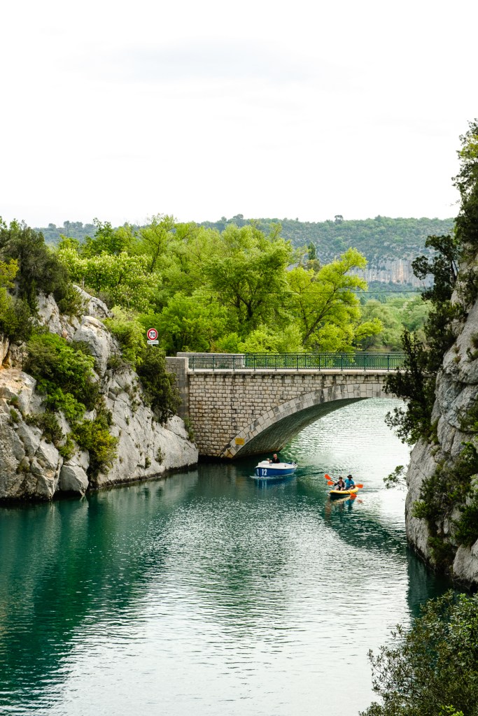 Pont du Sentier du Garde Canal à Quinson surplombant le canal et les gorges, cadre naturel et préservé