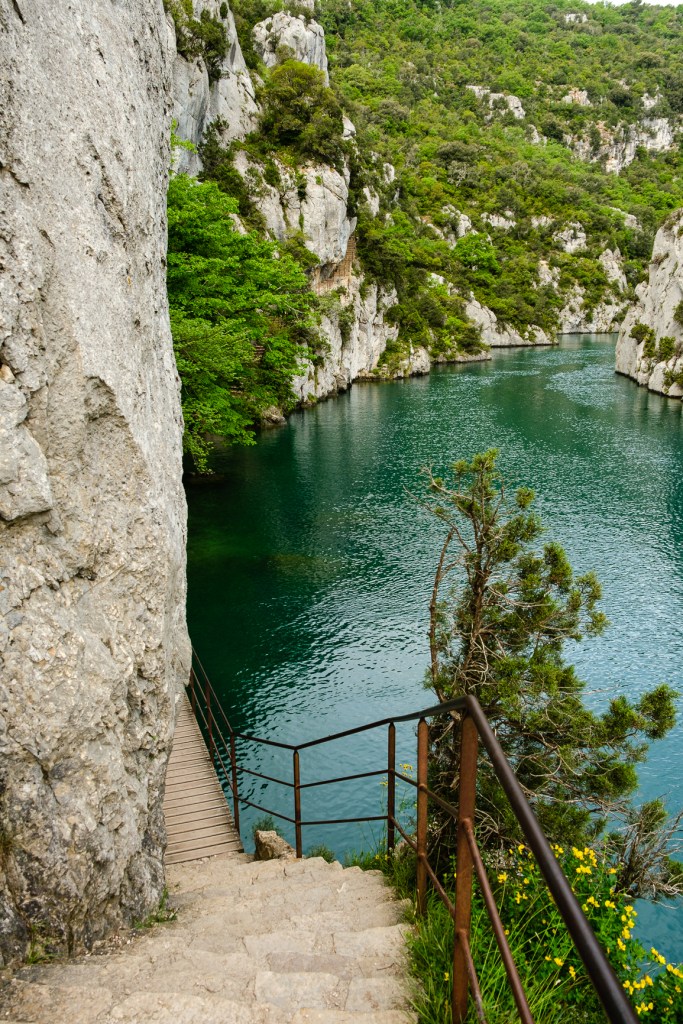 Panorama sur le canal et les falaises depuis le Sentier du Garde Canal à Quinson, paysage naturel préservé