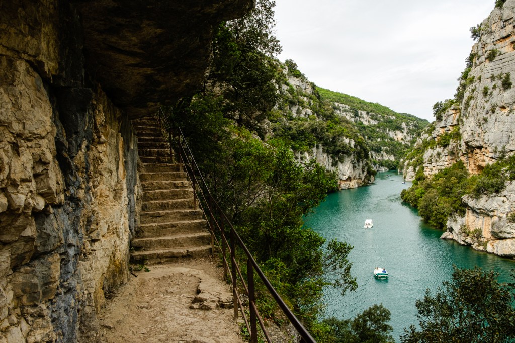 Falaises rocheuses et canal turquoise depuis le Sentier du Garde Canal à Quinson, vue panoramique sans randonneur