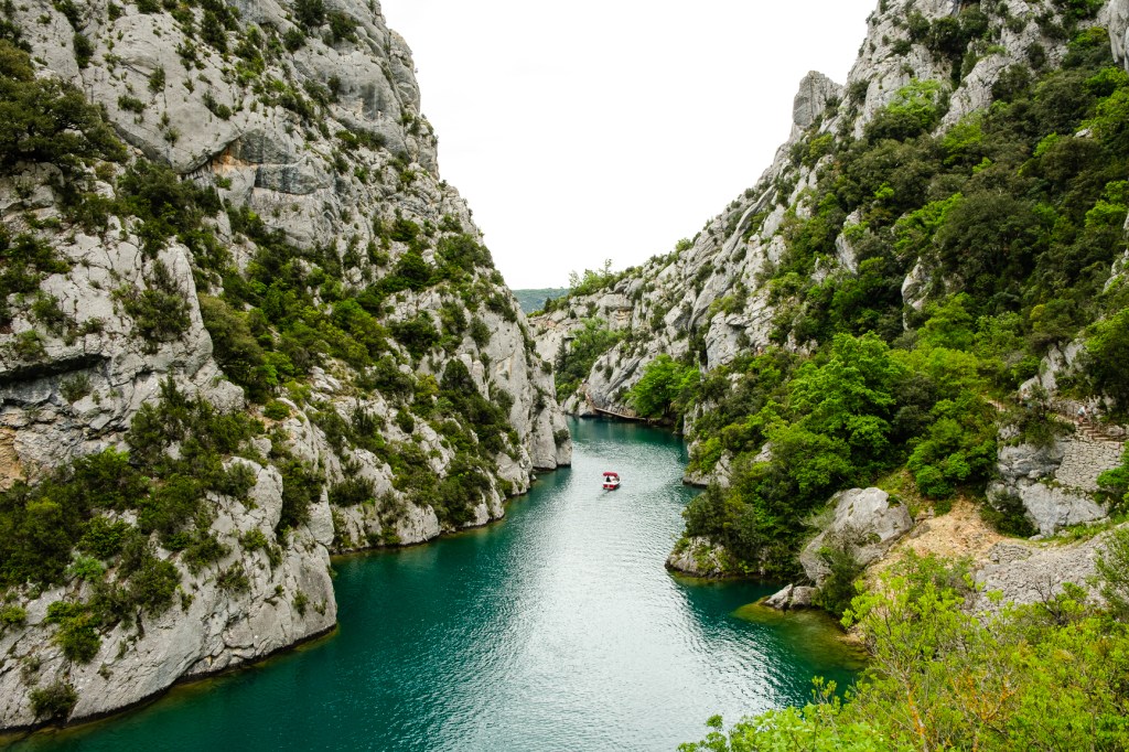 Courbes du Sentier du Garde Canal longeant les falaises escarpées à Quinson, paysage spectaculaire et sauvage