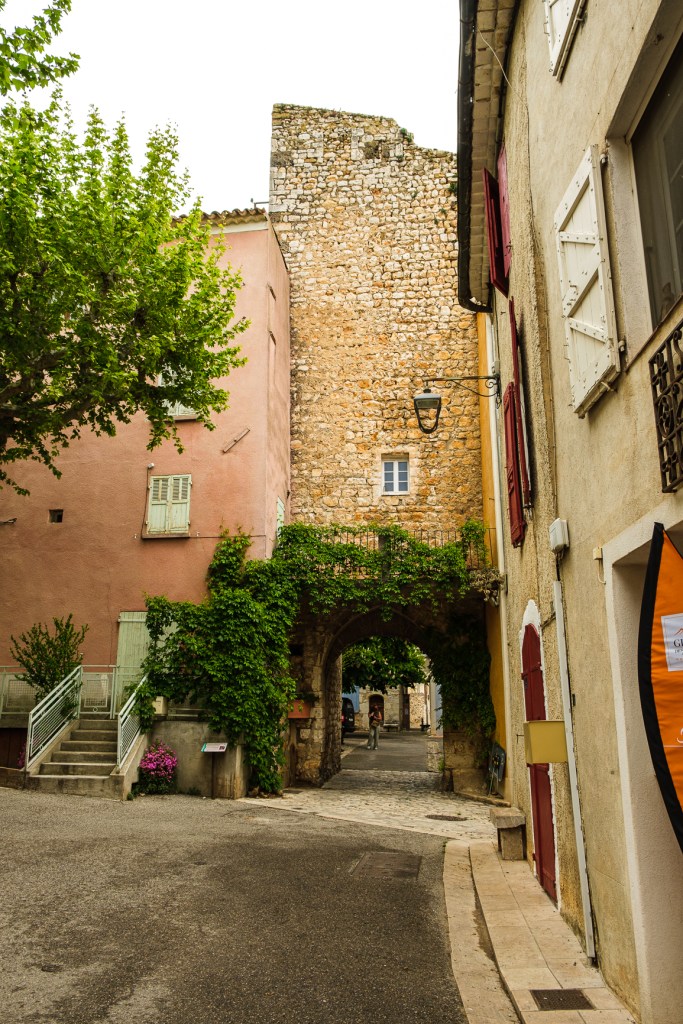 place centrale quinson village du verdon lors d'un road trip