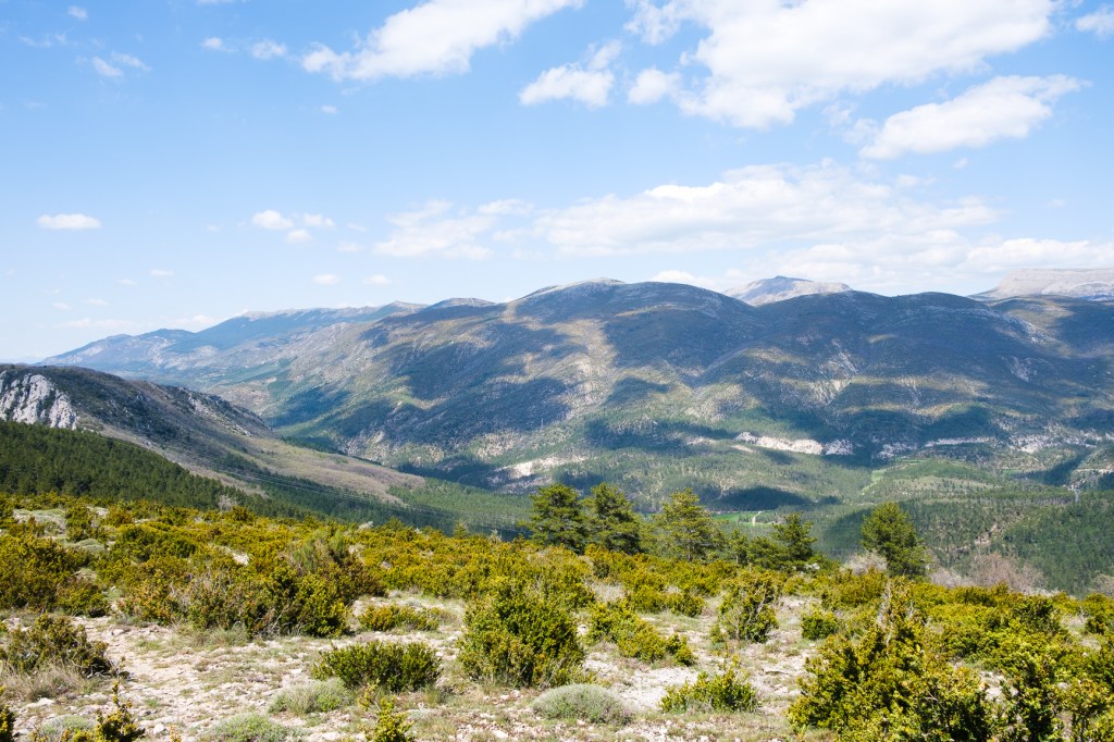 point de vue depuis le col de plein voir dans le verdon, mont chiran au loin