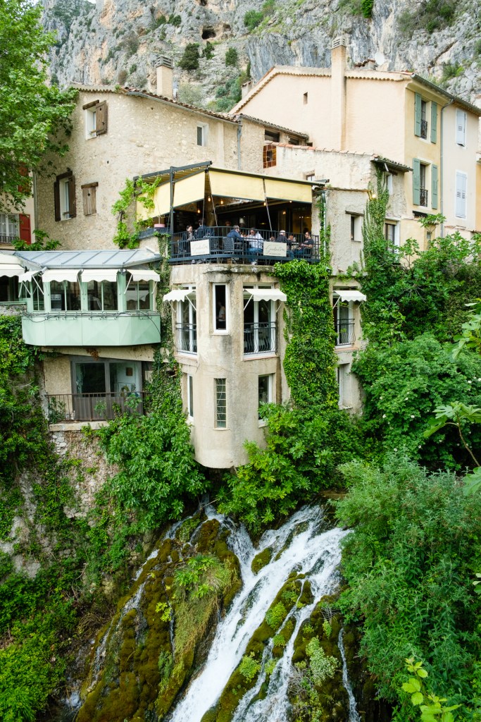 Maisons provençales typiques et ruelles fleuries à Moustiers-Sainte-Marie, road trip dans le Verdon