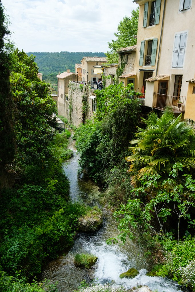 Ruelles étroites et maisons colorées de Moustiers-Sainte-Marie, village charmant à visiter lors d’un road trip dans le Verdon
