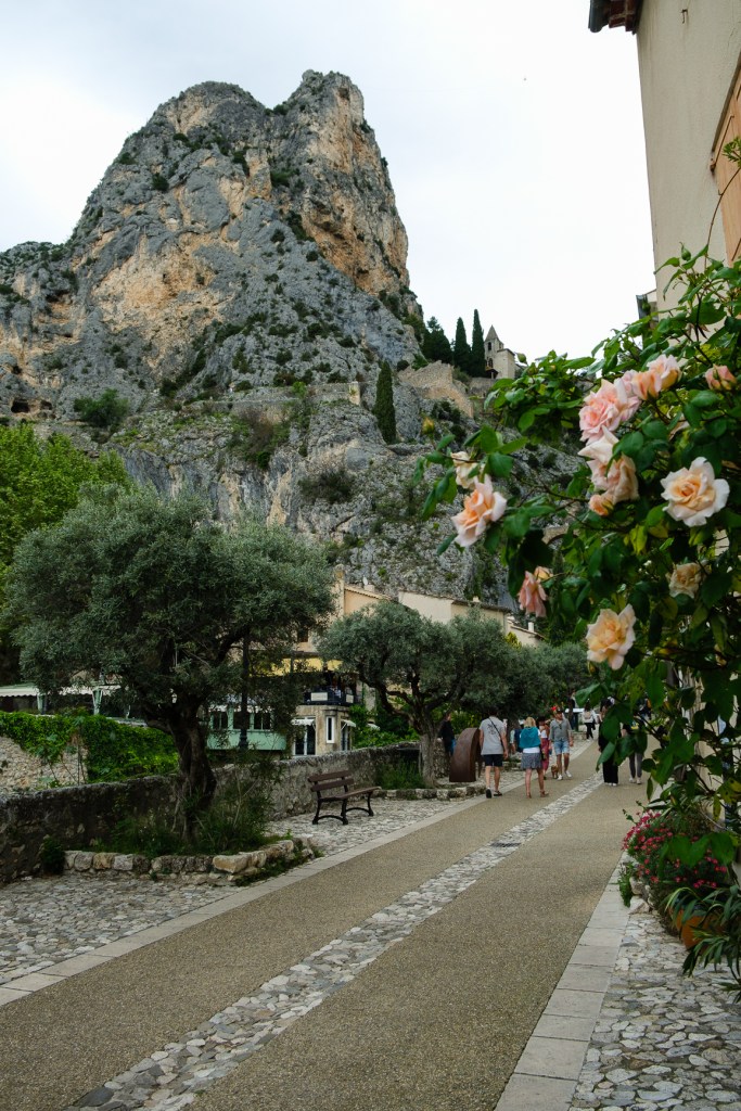 Vue panoramique du village de Moustiers-Sainte-Marie au printemps, façades colorées et église perchée au cœur du Verdon