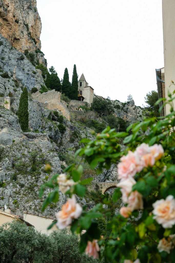 Église de Moustiers-Sainte-Marie surplombant le village au printemps, cadre pittoresque et ambiance provençale