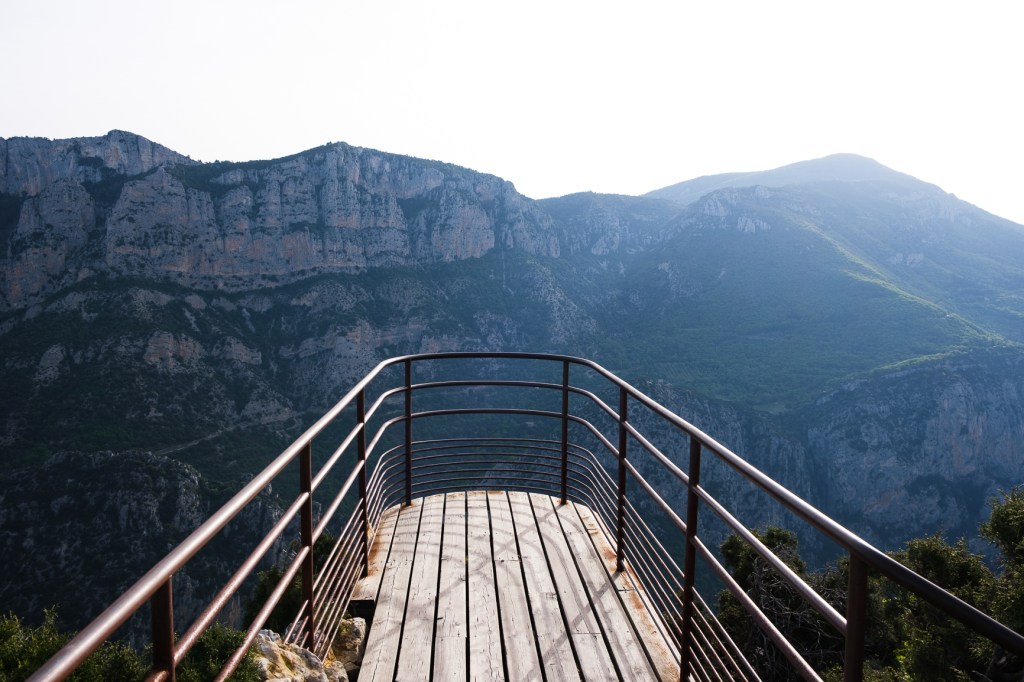 belvédère de la corniche sublime dans le verdon, vue depuis le col d'illoire