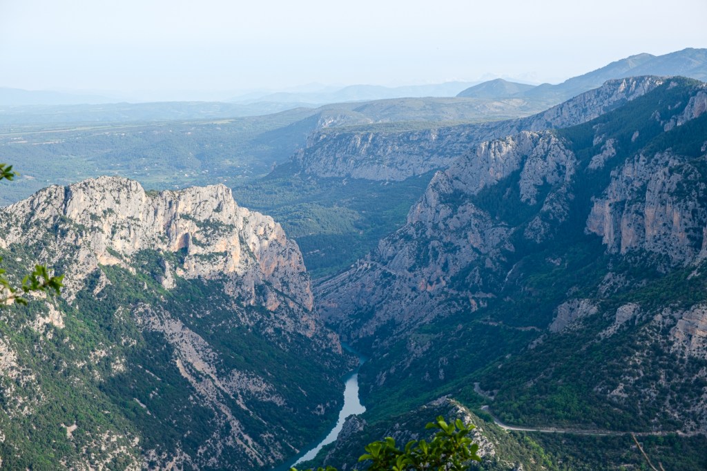 Vue impressionnante sur les falaises du Verdon depuis la corniche sublime, vue panoramique avec gorges profondes et eaux turquoise