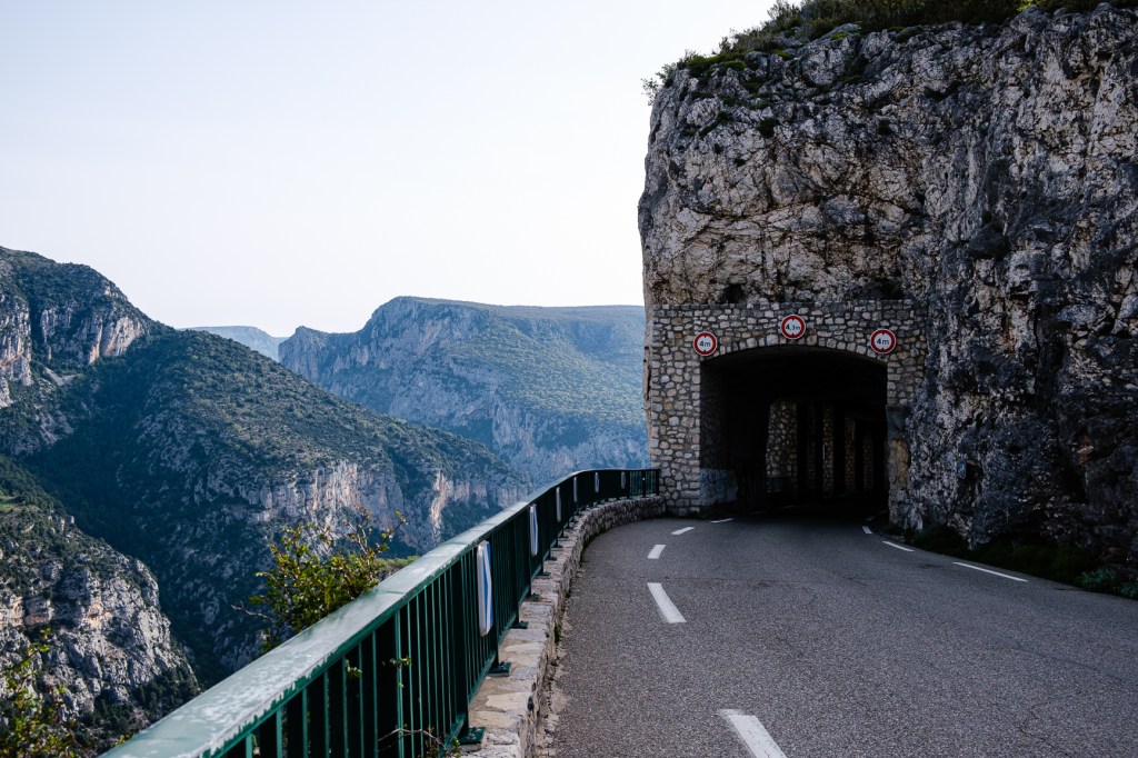 Vue panoramique depuis la Corniche Sublime, randonnée offrant un panorama spectaculaire sur les gorges du Verdon et la rivière turquoise