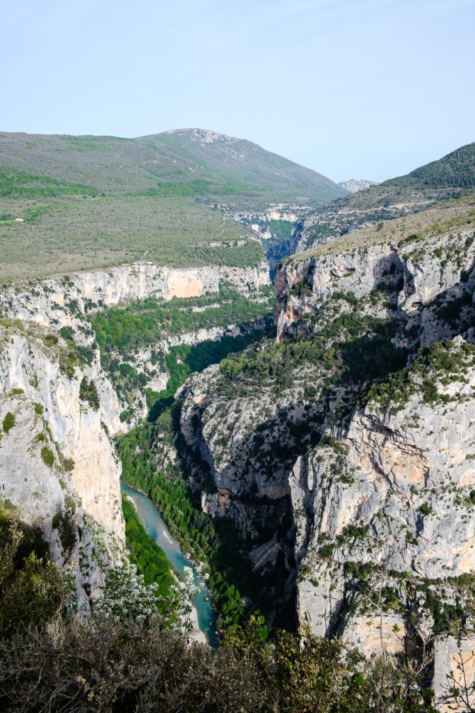 Sentier le long de la Corniche Sublime, randonnée avec falaises vertigineuses et vues imprenables sur les gorges