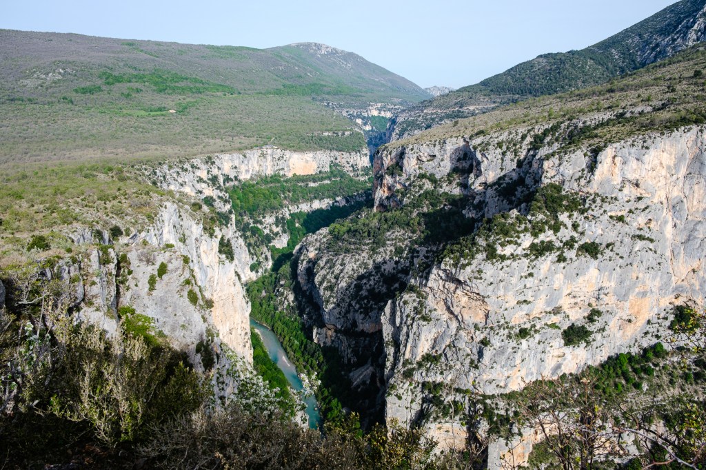 Point de vue sur les gorges du Verdon depuis la corniche sublime, randonnée offrant un panorama à couper le souffle
