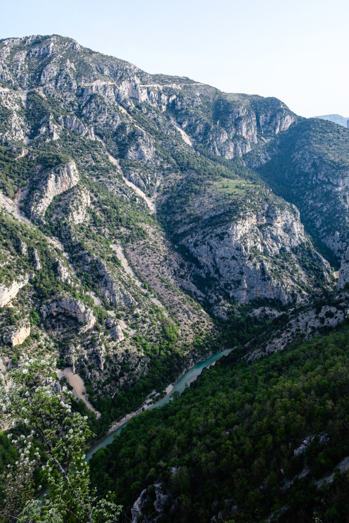Belvédère sur la Corniche Sublime, randonnée offrant un panorama sur le canyon du Verdon et les parois rocheuses