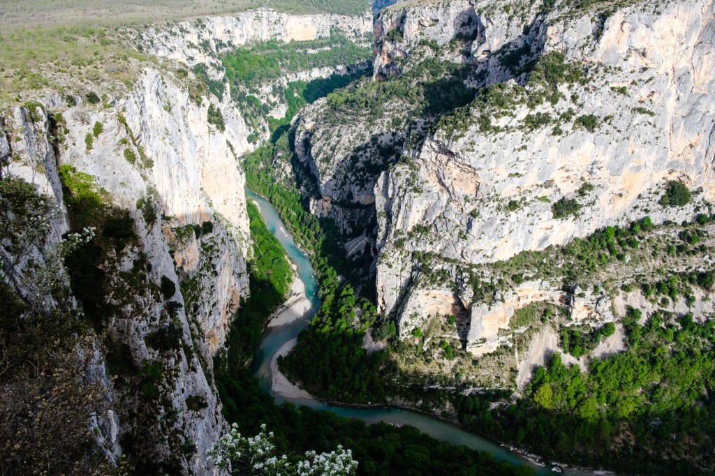 Vue aérienne des gorges du Verdon depuis la Corniche Sublime, randonnée offrant un panorama vertigineux et spectaculaire
