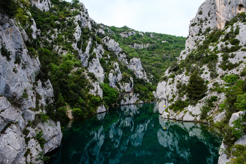 Sentier du Garde Canal entouré de végétation méditerranéenne à Quinson, balade tranquille et panoramas impressionnants