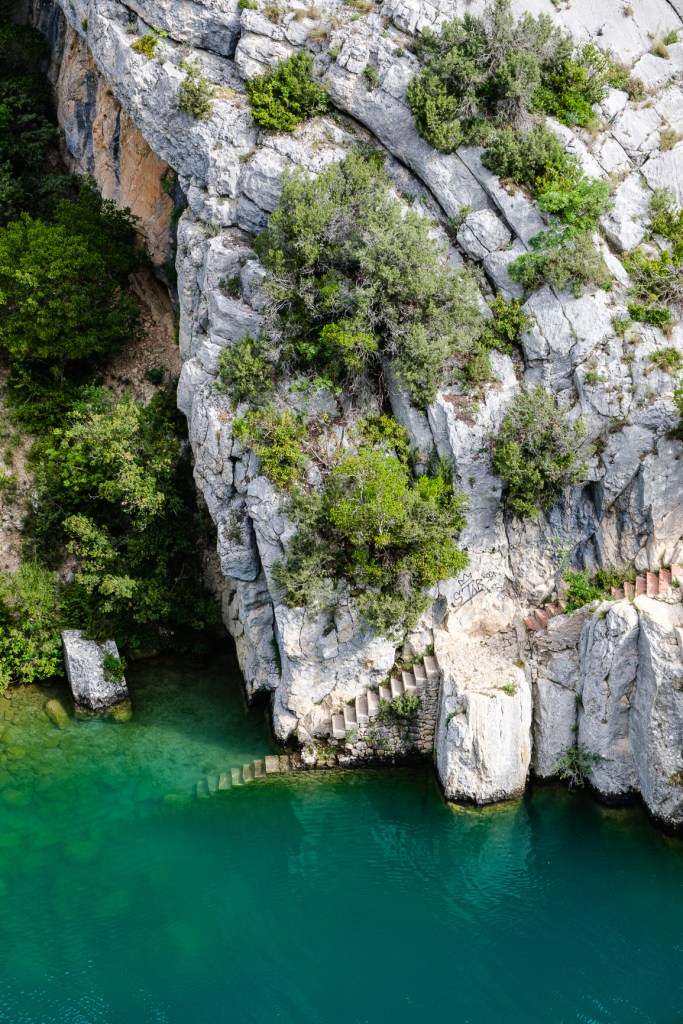Canal turquoise bordé de falaises dans les Gorges du Verdon, Sentier du Garde Canal à Quinson
