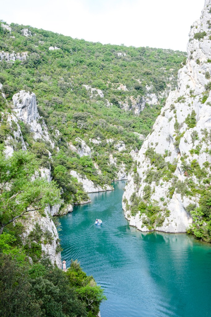 Promenade le long du Sentier du Garde Canal à Quinson, randonnée accessible offrant panoramas impressionnants